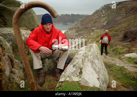 Ein Winter-Küste-Weg Fuß von Mousehole später Cove in Cornwall Stockfoto