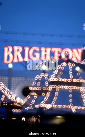 Lichter auf alten Palace Pier von Brighton zu verwischen, im Regen Stockfoto