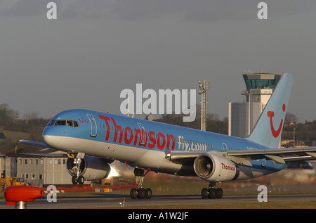 Thomson Airlines Boeing 757 Urlaub Charter Flug Jet Airliner abheben vom Flughafen Bristol Januar 2006 Stockfoto