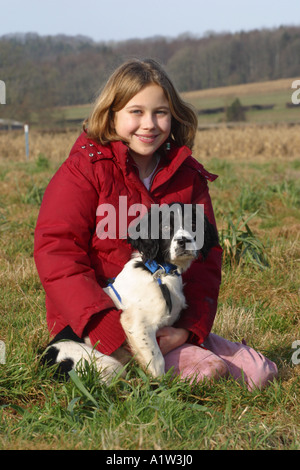 Junge Mädchen und Welpe Hund Stockfoto