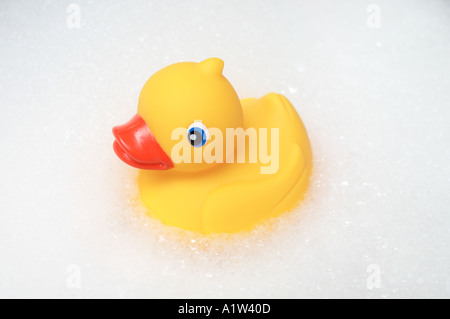 Kunststoff-Spielzeug Ente in einer Badewanne voller Bläschen Stockfoto