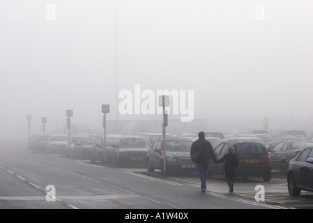 Parkplatz im Winternebel bei internationalen Flughafen Birmingham, West Midlands, England, UK Stockfoto