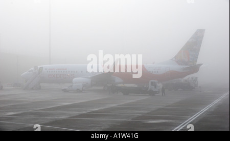 Air India Express Boeing 737-800 Flugzeuge im Winternebel bei internationalen Flughafen Birmingham, West Midlands, England, UK Stockfoto