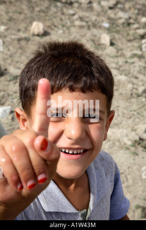 Kurdische junge Zeigefinger hochhalten. Catakkopru, Ost-Türkei Stockfoto