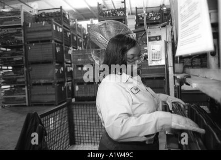 Detroit Michigan Sonji McEwen eine ehemalige Sozialhilfeempfänger arbeiten bei hervorragenden Herstellung einer Auto-Teile-Lieferanten Stockfoto