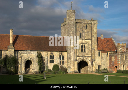 St Cross Abbey, Winchester, Hampshire, England zeigt das Eingangstor und Viereck. Stockfoto