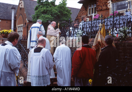 Katholische Priester feiern Fronleichnam an Marymount katholische Schule Kingston Nr London England Europa Eu Stockfoto