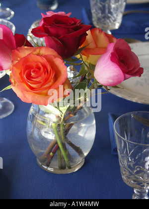 Rosen auf Tisch Stockfoto