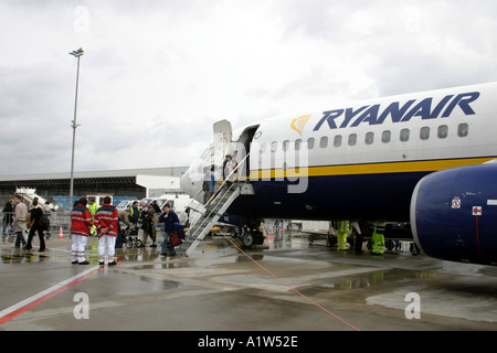 Passagiere aussteigen aus Ryanair-Flug am Flughafen Hahn-Deutschland Stockfoto