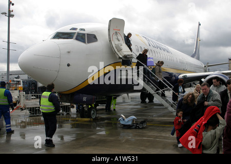 Passagiere aussteigen aus Ryanair-Flug am Flughafen Hahn-Deutschland Stockfoto