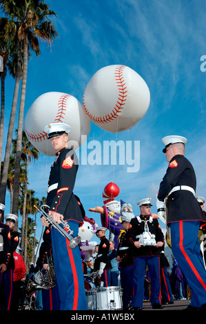 U S Marines Band bereit, in der großen Bucht Ballon Parade San Diego Kalifornien USA März Stockfoto