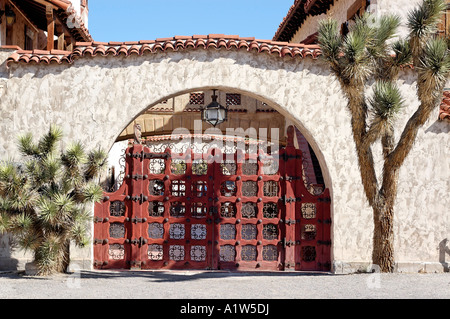 Tor an der Death Valley Ranch a k a Scottys Castle Death Valley National Park Kalifornien Stockfoto