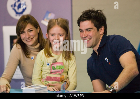 Blue Peter Moderatoren Liz Barker und Gethin Jones treffen junge weibliche Zuschauer auf nationalen Cat Show Olympia London 2005 Stockfoto