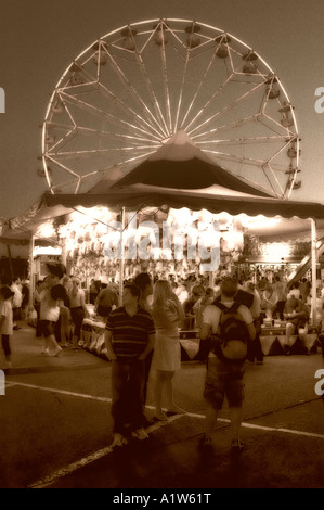 Launisch Sepia getönten Ansicht von Teenagern auf Karneval auf halbem Weg in der Nähe Riesenrad San Diego County Fair Del Mar Kalifornien USA Stockfoto