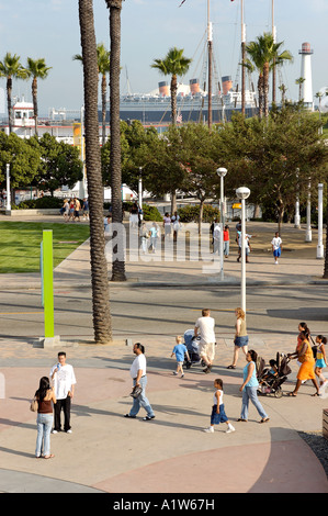 Touristen und Queen Mary im Hintergrund Long Beach Kalifornien USA Stockfoto