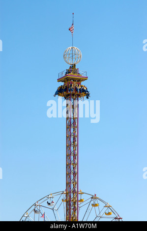 Drop-Turm und Fahrgeschäften Riesenrad Stockfoto