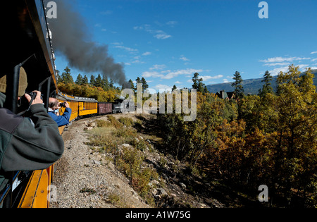 Fotografen aus offenen Waggons in Durango und Silverton Narrow Gauge Railroad Colorado USA lehnen Stockfoto