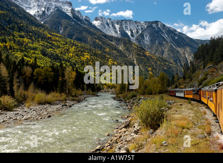 Stock Foto von Durango and Silverton Narrow Gauge Railroad Zug läuft neben den Animas River in Colorado USA Stockfoto