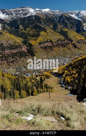 Die Stadt Telluride betrachtet Colorado USA von der Spitze des Telluride Ski Resort im Herbst. Stockfoto