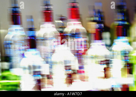 Alkoholflaschen im Regal in eine Bar oder Diskothek, verwischt, so dass Sie nicht, einzelne Etiketten sehen können oder branding. Stockfoto