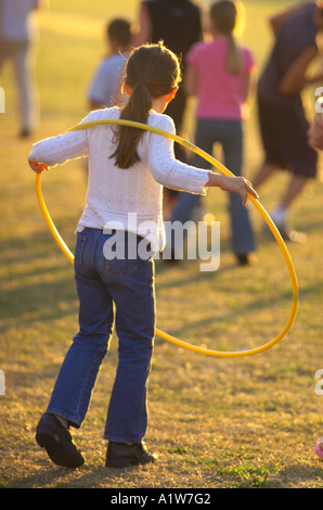 acht Jahre altes Mädchen spielt mit Hula-Hoop in der Schule Gründen nr London uk England Großbritannien Europa Eu Stockfoto