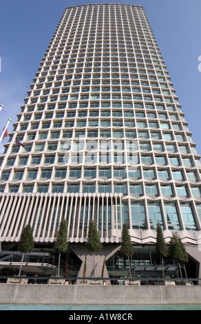 Londons berühmte Centrepoint Gebäude zu Charring Cross Road und Oxford Street Ecke Stockfoto