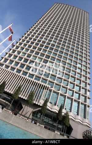 Londons berühmte Centrepoint Gebäude zu Charring Cross Road und Oxford Street Ecke Stockfoto