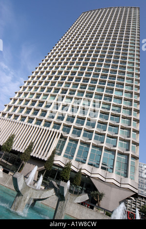 Londons berühmte Centrepoint Gebäude zu Charring Cross Road und Oxford Street Ecke Stockfoto