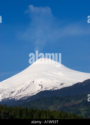 Aktive Vulkan Villarrica in der Nähe von Pucon, Lakes District, Chile Stockfoto