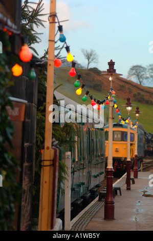 Weihnachtsbeleuchtung hängen entlang einem Bahnsteig (Churnet Valley Railway Cheddleton Staffordshire) Stockfoto