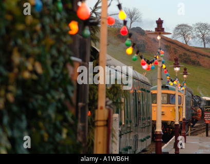 Weihnachtsbeleuchtung hängen entlang einem Bahnsteig (Churnet Valley Railway Cheddleton Staffordshire) Stockfoto