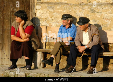 Alte Leute reden in Koprivshtitsa Bulgarien, Balkan, Europa Stockfoto