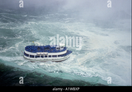 Touristen an Bord das Mädchen des Nebels, die Besucher auf der Basis von Niagara Falls. Stockfoto
