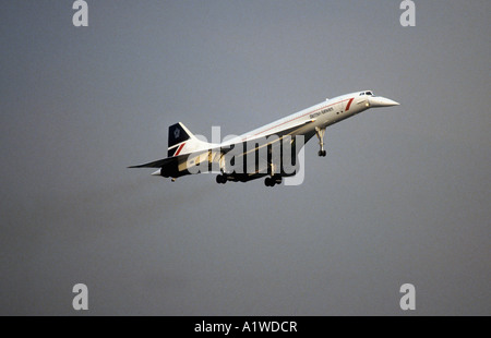 British Airways Concorde kommen ins Land, am Flughafen Heathrow. Stockfoto