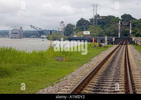 Panama Canal Railway Panama Kanal mit Frachtschiff am Kanal entlang Stockfoto