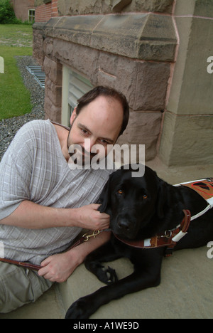 Yvan Tessier und sein sehendes Auge Hund auf Stufen des Univeristy of New Brunswick Gebäude Stockfoto
