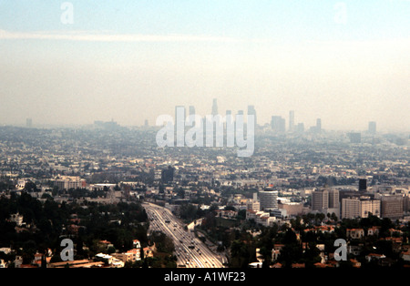 Die glitzernden Fluss von Freeway 101 Schlangen gegenüber einem Smog bedeckt Los Angeles Stockfoto