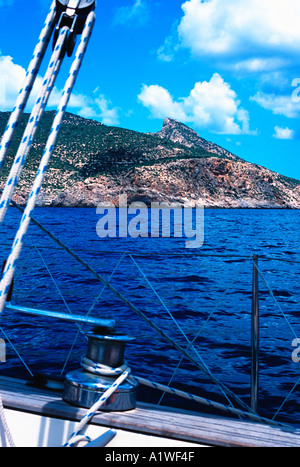 Yacht segeln neben Dragonera Insel Palma del Mallorca Spanien mediterrane Meerwasser sport Bootfahren Wolken Wind Felsen Klippen Teppich Stockfoto