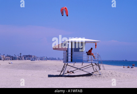 Kite fliegt über Strandwache am Strand von Long Beach, Los Angeles Kalifornien Stockfoto