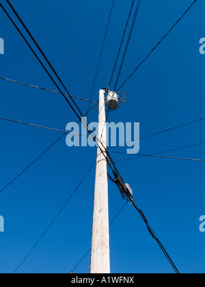 Strom- und Telefonleitungen Stromleitungen auf Strommasten Stockfoto