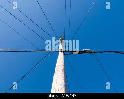 Strom- und Telefonleitungen Stromleitungen auf Strommasten Stockfoto