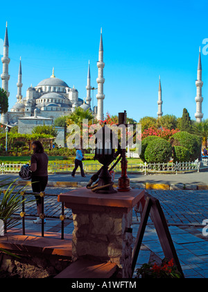 Die blaue Moschee in Istanbul mit einer Wasserpfeife im Vordergrund Stockfoto