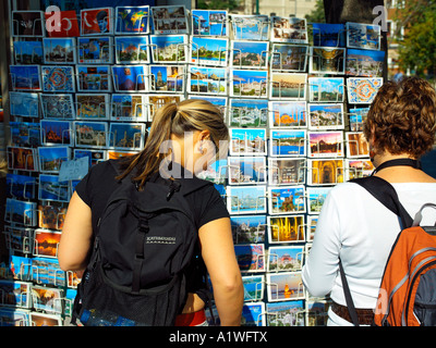 Zwei junge Reisende, die sich auf Postkarten im Sultanahmet-Park in Istanbul Stockfoto