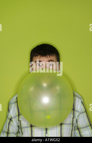 MANN AUFBLASEN LUFTBALLON Stockfoto