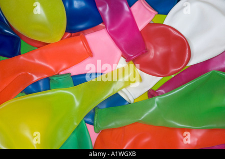 DEFLATIONIERTEN MULTI FARBIGE PARTY LUFTBALLONS MUSTER Stockfoto