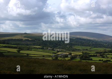 Sonne und Wolken über die Felder und Toren von Dartmoor im Südwesten Stockfoto