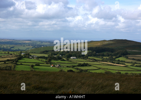 Sonne und Wolken über die Felder und Toren von Dartmoor im Südwesten Stockfoto