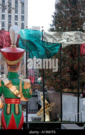 Rockefeller Plaza. Leben Größe Soldat Statue, Fahnen und Weihnachtsbaum.  New York City. USA. Weihnachtszeit. Stockfoto