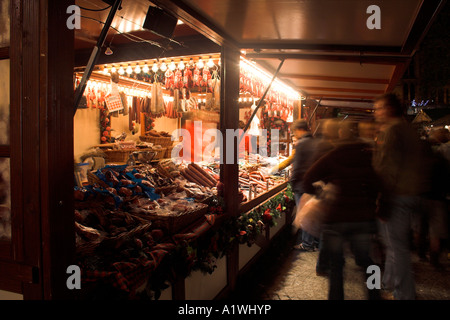 Stände in der Nacht, Manchester Weihnachtsmarkt, Albert Square, UK Stockfoto