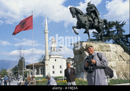 SKANDERBERG Platz IN TIRANA A Ort für Begegnung und Geselligkeit MITTELALBANIEN 2001.Street Fotograf wartet, bis ein Client. Stockfoto